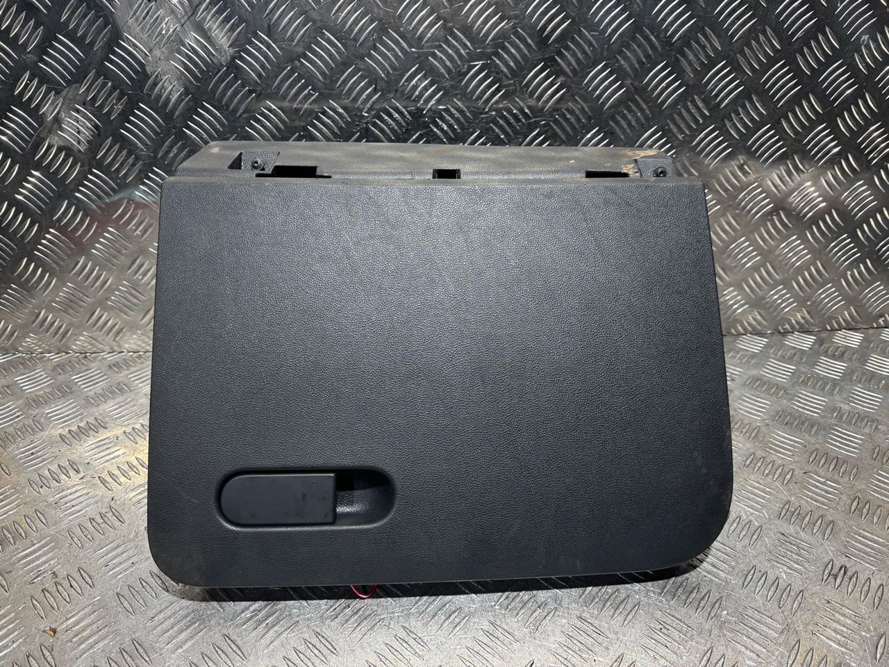 бардачок Volkswagen Beetle A5 2012, 1.4 л., TSI, CAVA, бензин, 6МКПП, хетчбэк 3 дв.