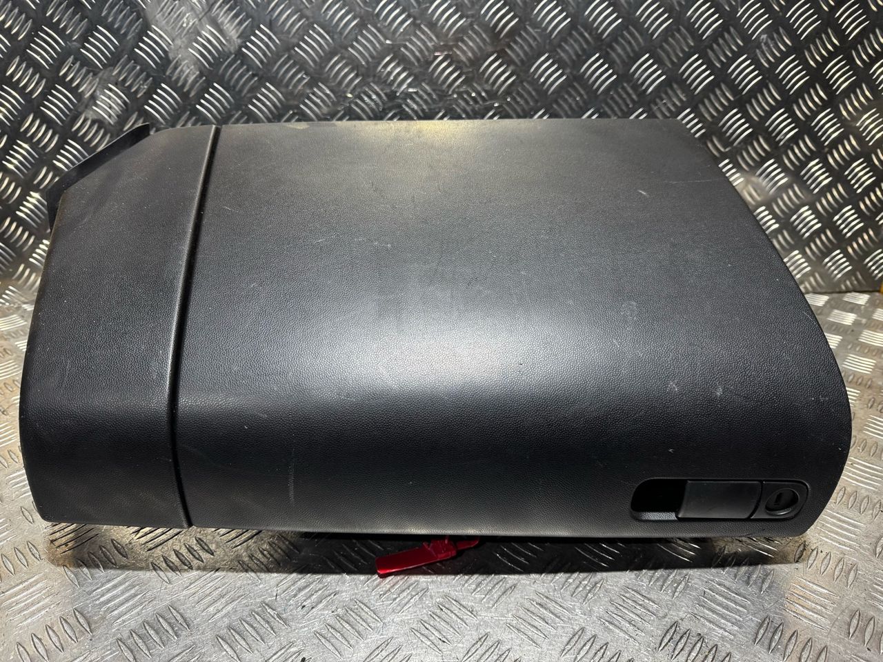 бардачок Mazda 3 1 поколение [рестайлинг] 2006, 1.6 л., дизель, 5МКПП, хетчбэк 5 дв.