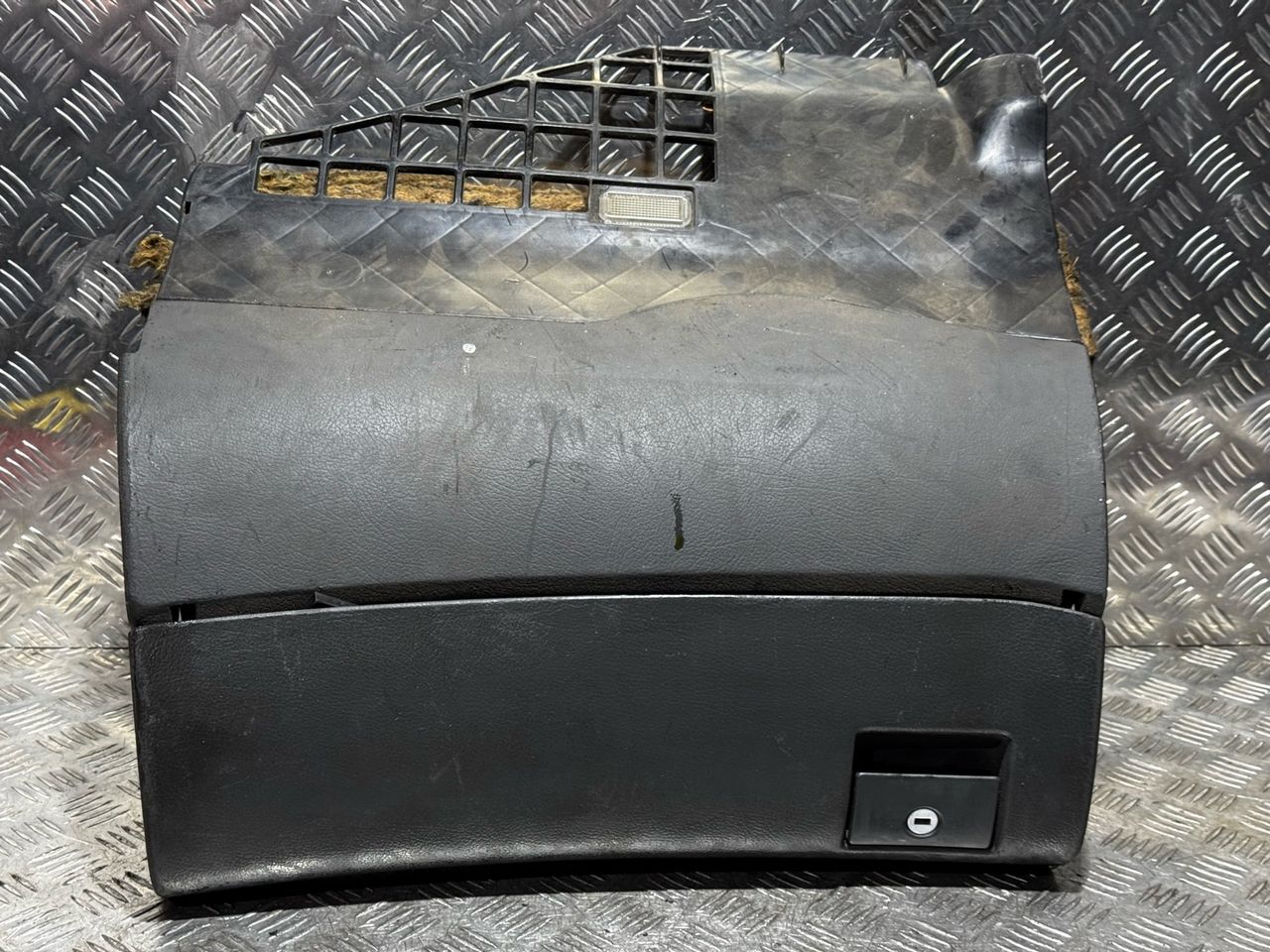 бардачок Audi A4 B5 1998, 1.8 л., бензин, 5МКПП, черный, универсал, 8D1857035