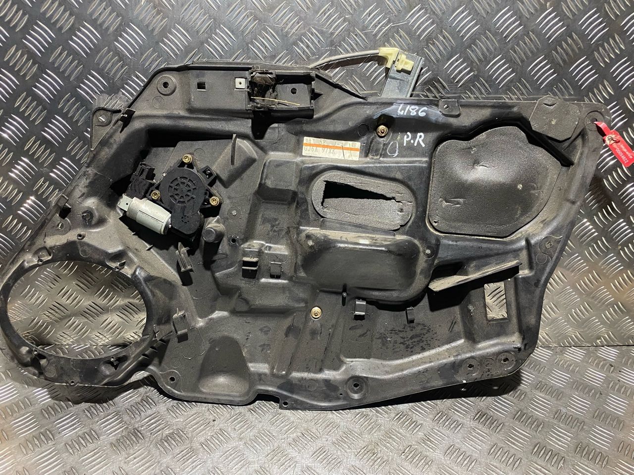 стеклоподъемник электрический передний правый Mazda 6 GG [рестайлинг] 2005, 2.0 л., дизель, 5МКПП, красный, универсал
