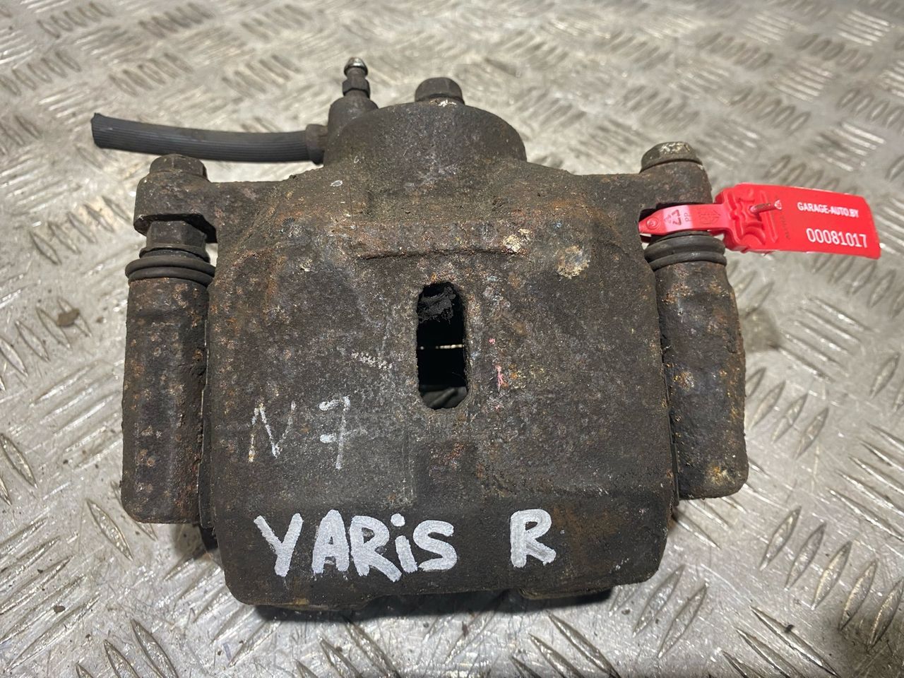 суппорт передний правый Toyota Yaris 1 поколение XP10 [рестайлинг] 2003, 1.3 л., бензин, 5МКПП, хетчбэк 5 дв.