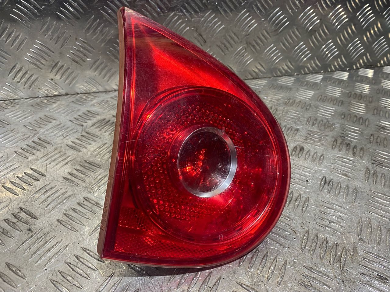 фонарь крышки багажника левый Volkswagen Golf 5 поколение 2006, 2.0 л., SDi, BDK, дизель, 5МКПП, хетчбэк 5 дв.