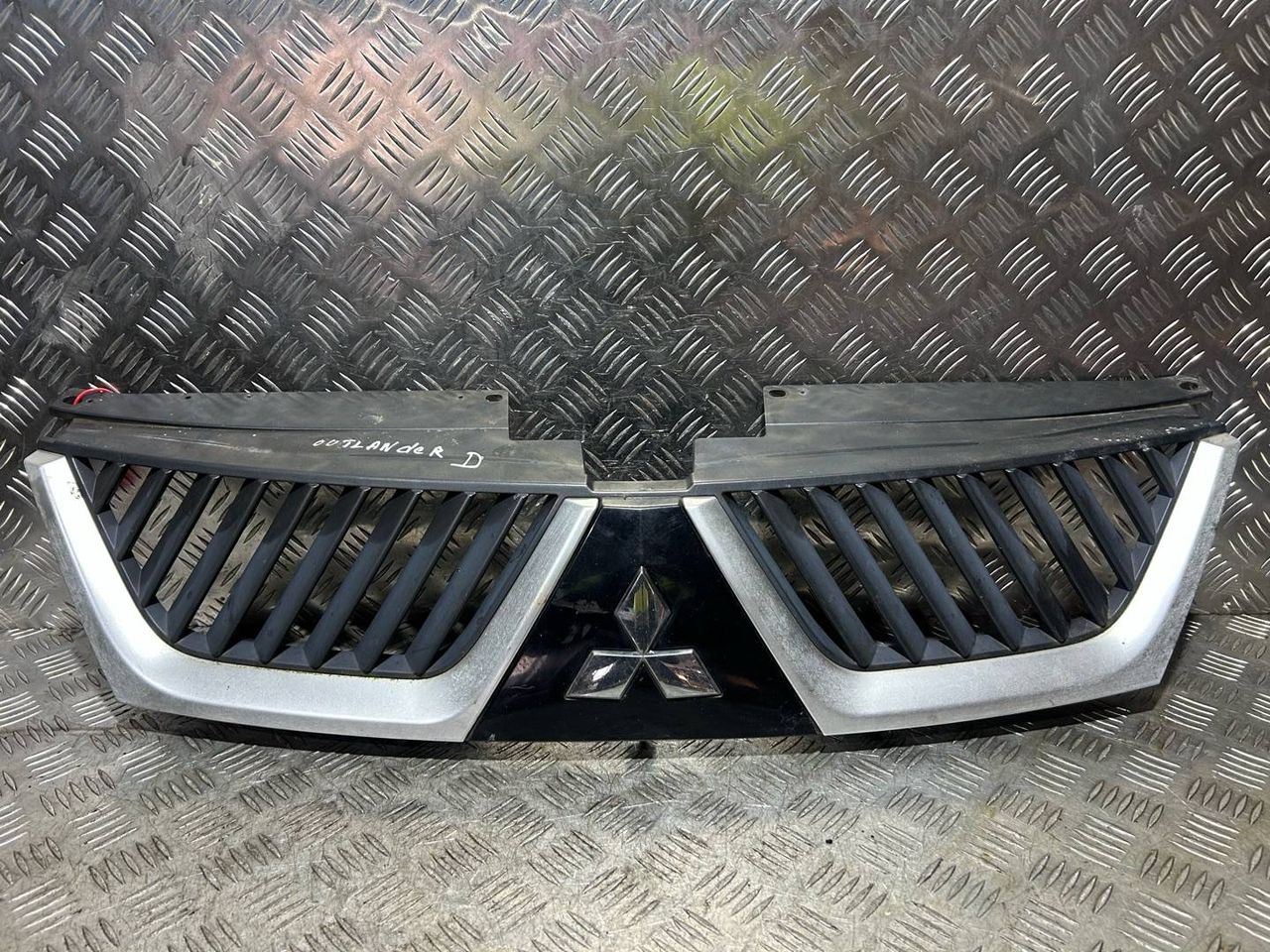 решетка радиатора Mitsubishi Outlander 2 поколение 2007, 2.0 л., дизель, 6МКПП