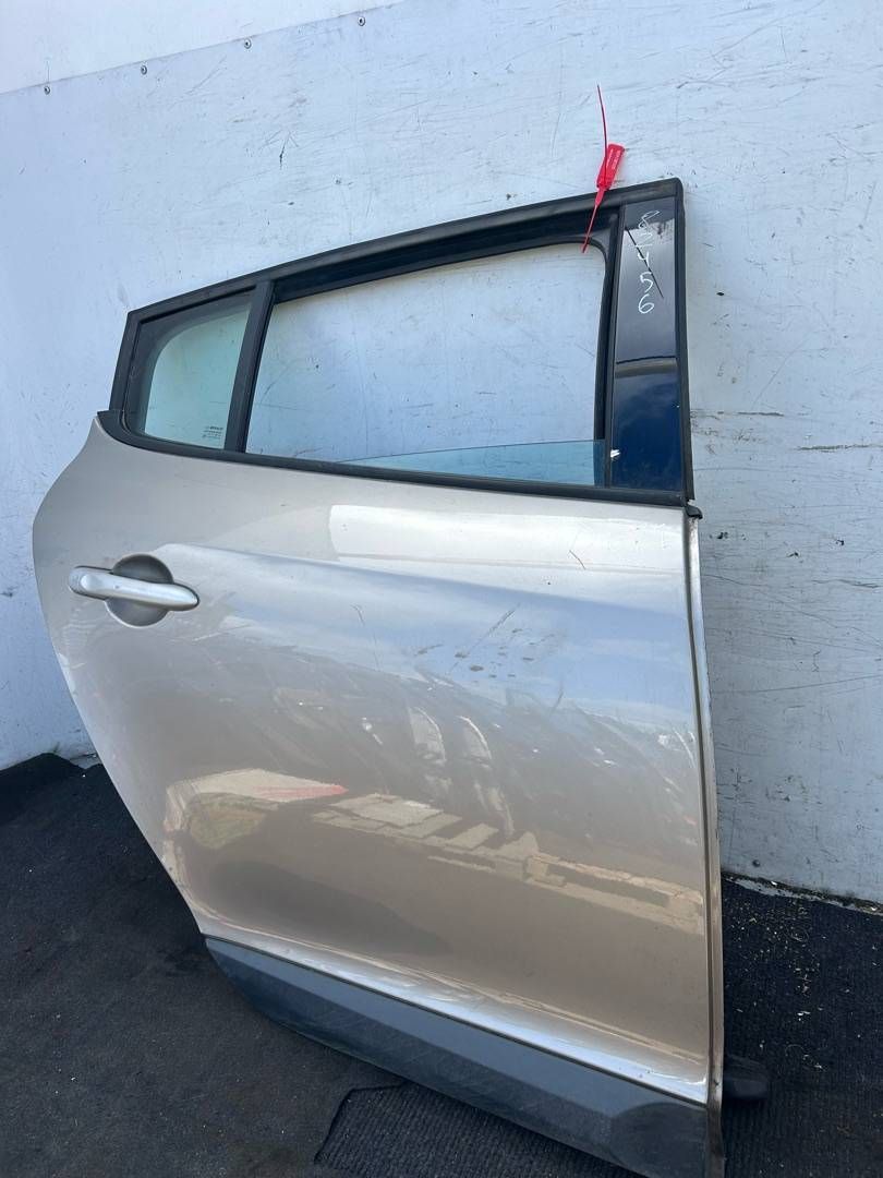 дверь задняя правая Renault Megane 3 поколение 2011, 1.6 л., K4M 858, бензин, 6МКПП, хетчбэк 5 дв.