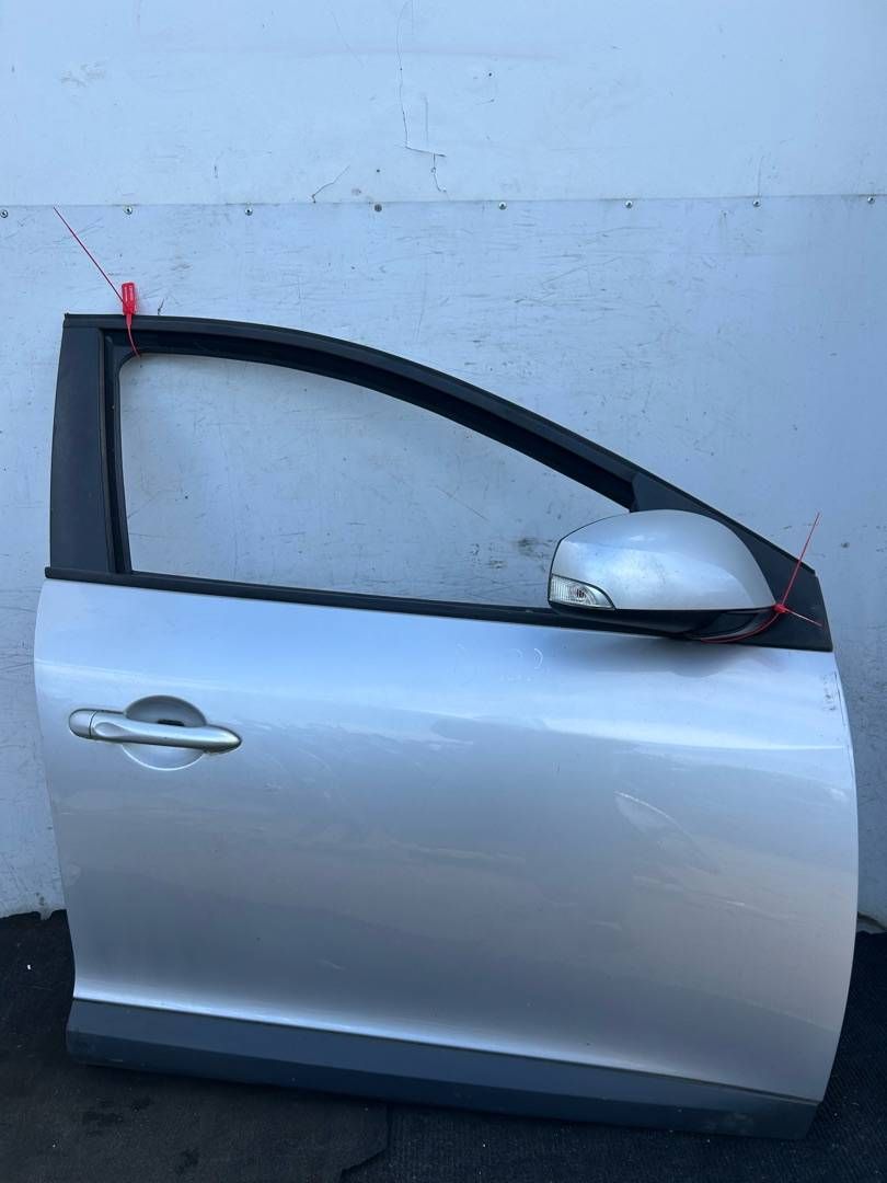 дверь передняя правая Renault Megane 3 поколение 2011, 1.6 л., бензин, 5МКПП, хетчбэк 5 дв.