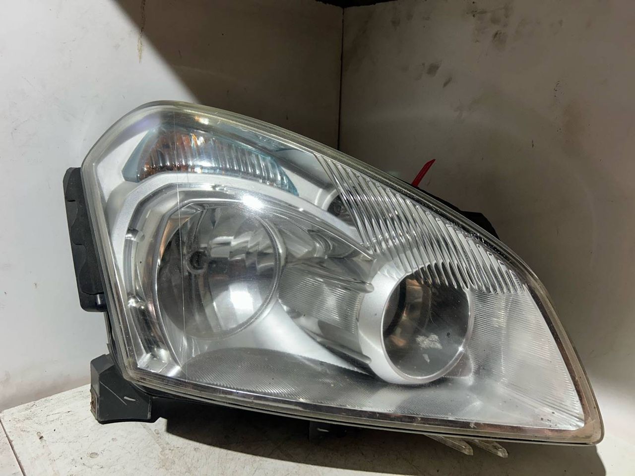 фара правая Nissan Qashqai 1 поколение 2007, 1.6 л., HR16DE, бензин, 5МКПП, внедорожник 5 дв.