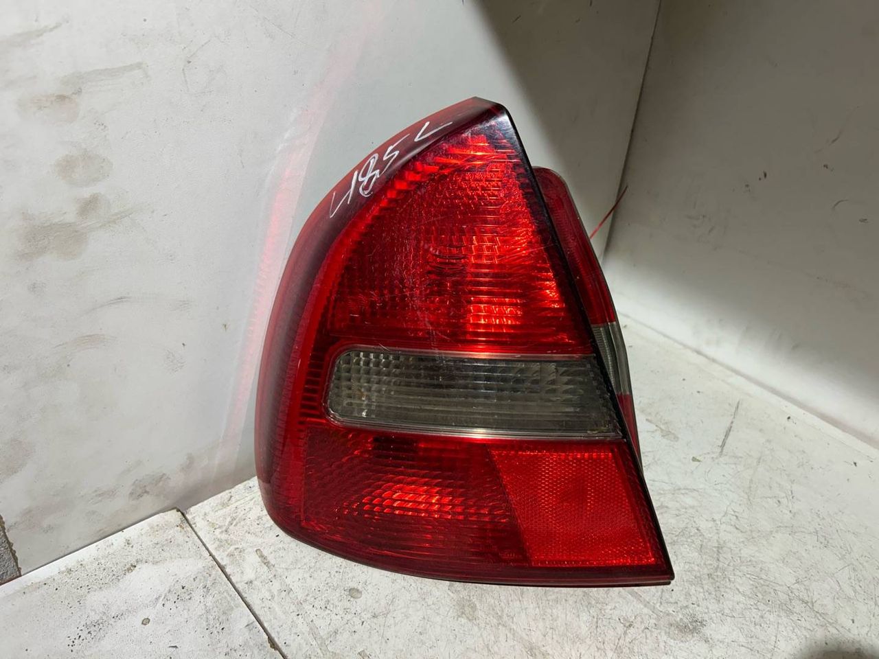 фонарь задний левый Mitsubishi Carisma 1 поколение 1999, 1.8 л., бензин, 5МКПП, бронза, хетчбэк 5 дв.