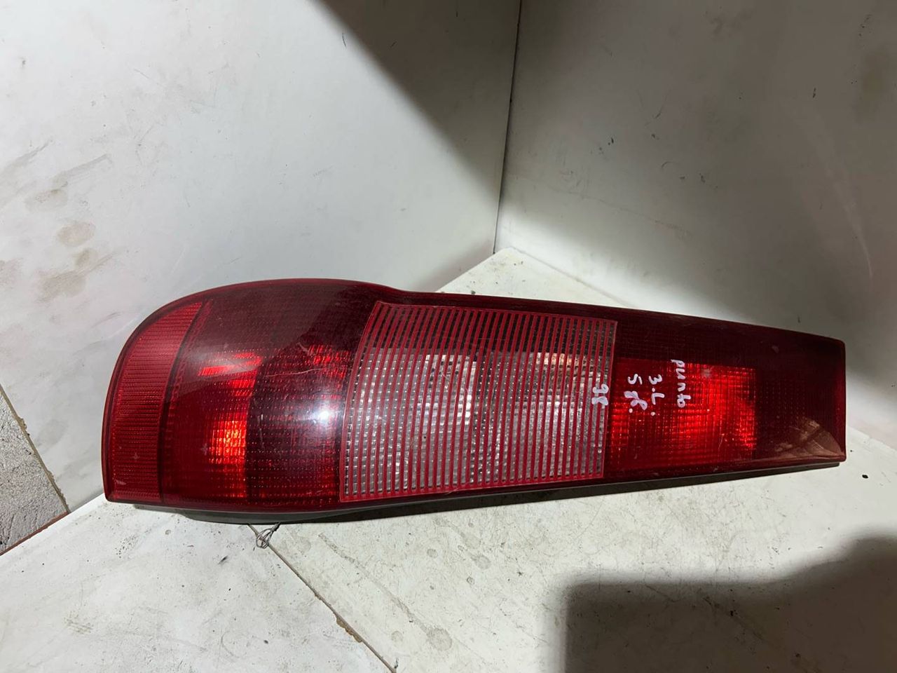 фонарь задний левый Fiat Punto 1 поколение 1998, 1.4 л., хетчбэк 5 дв.