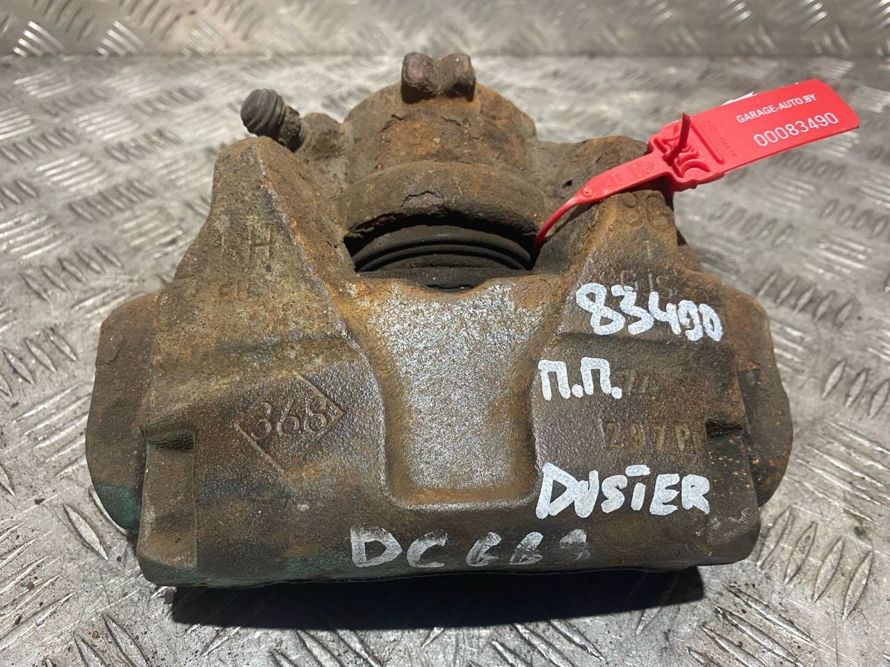суппорт передний правый Dacia Duster 1 поколение 2013, 1.5 л., K9K 898, дизель, 6МКПП, внедорожник 5 дв.