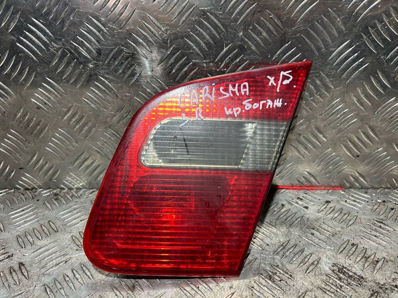 фонарь крышки багажника правый Mitsubishi Carisma 1 поколение 1999, 1.6 л., 4G18, бензин, 5МКПП, бронза, хетчбэк 5 дв.