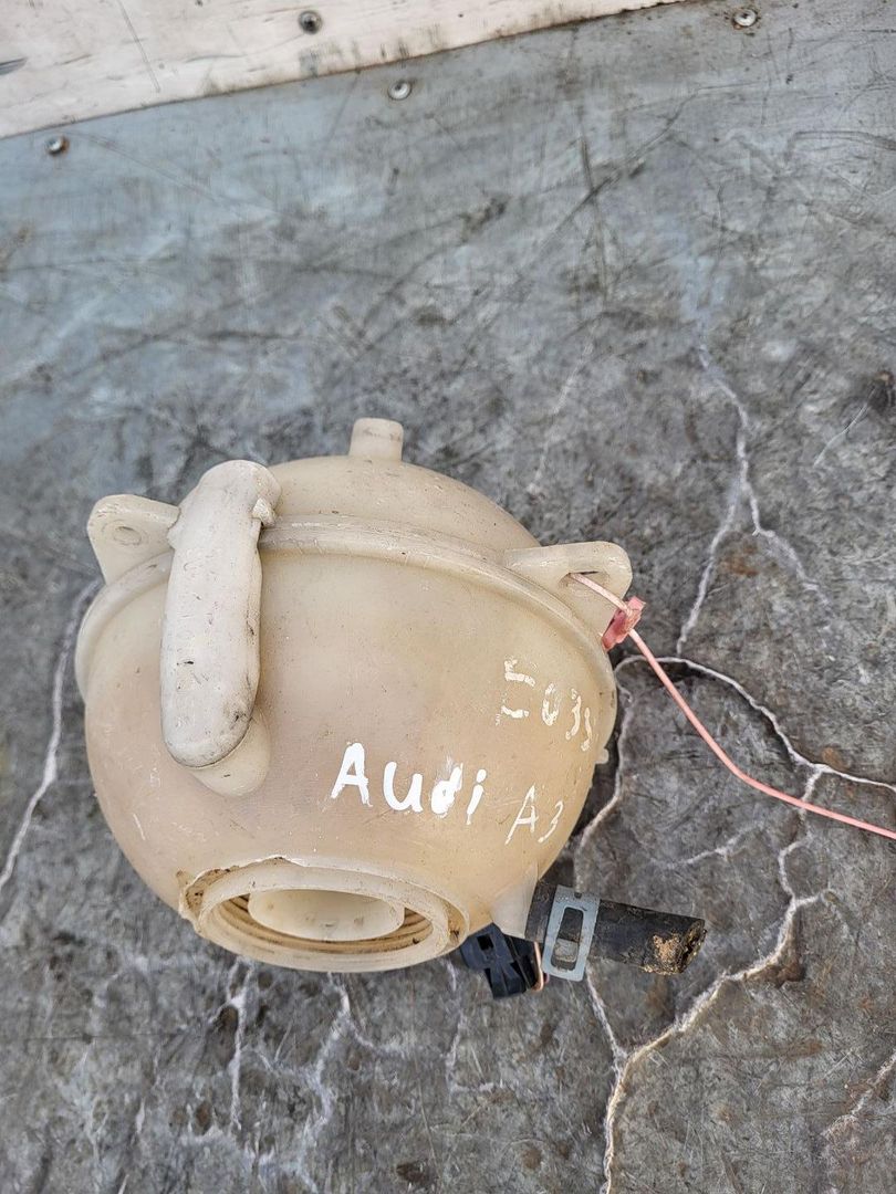 бачок расширительный Audi A3 8L 1998, 1.6 л., бензин, 5МКПП, хетчбэк 3 дв.