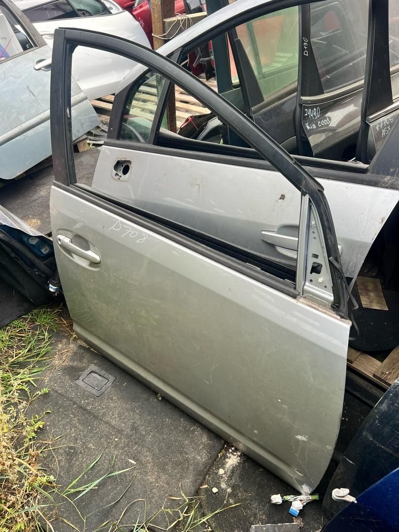 дверь передняя правая Toyota Prius 2 поколение XW20 [рестайлинг] 2006, 1.5 л., 1NZ-FXE, бензин, АКПП, хетчбэк 5 дв.