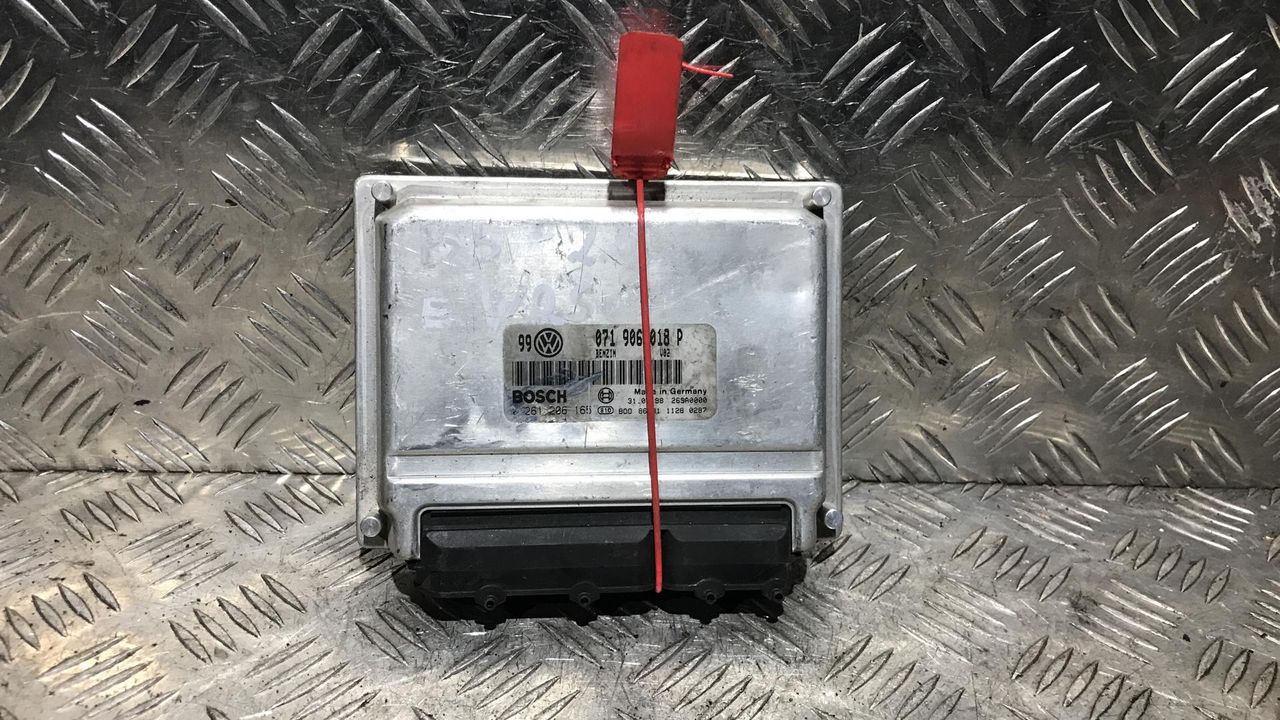 блок управления двигателем Volkswagen Passat B5 1998, 2.3 л., бензин, МКПП, седан, 071906018P, 0261206165