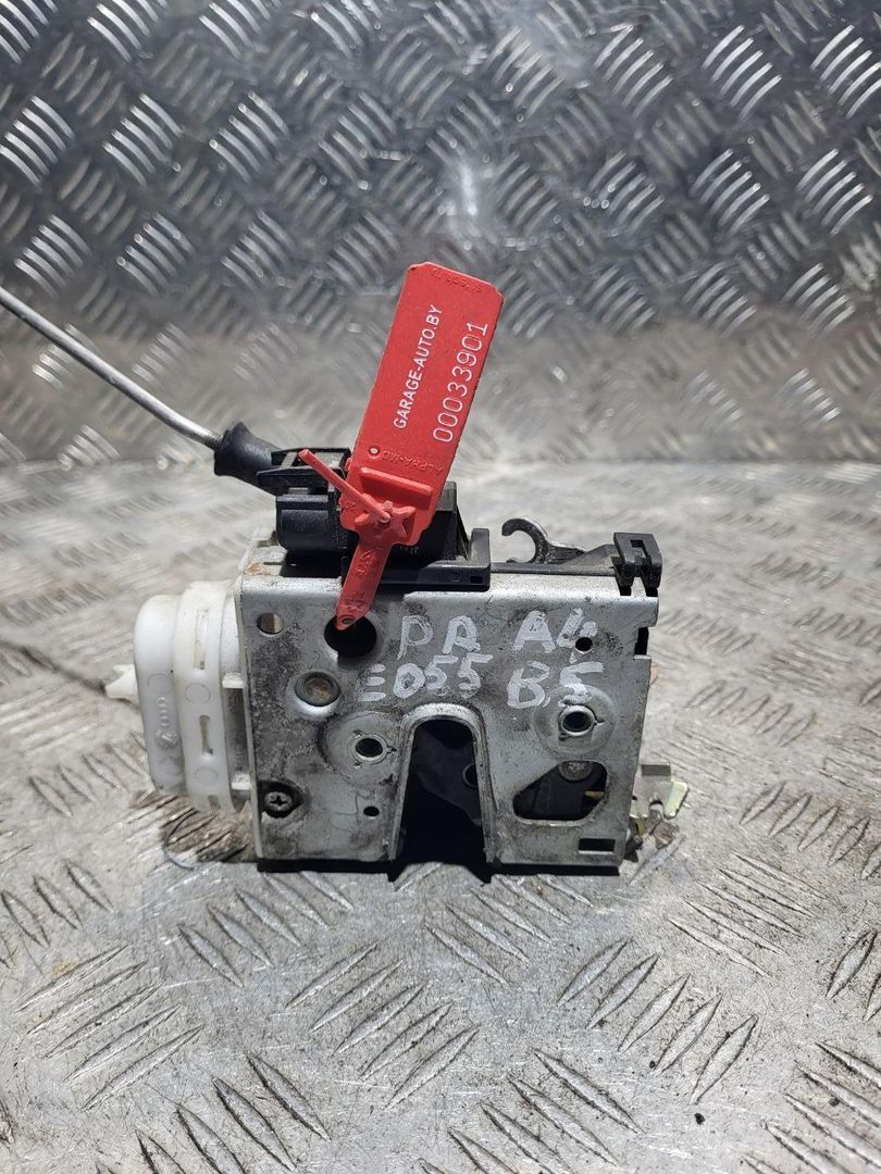 замок двери передней правой Audi A4 B5 1995, 1.6 л., бензин, седан, 4D1837016
