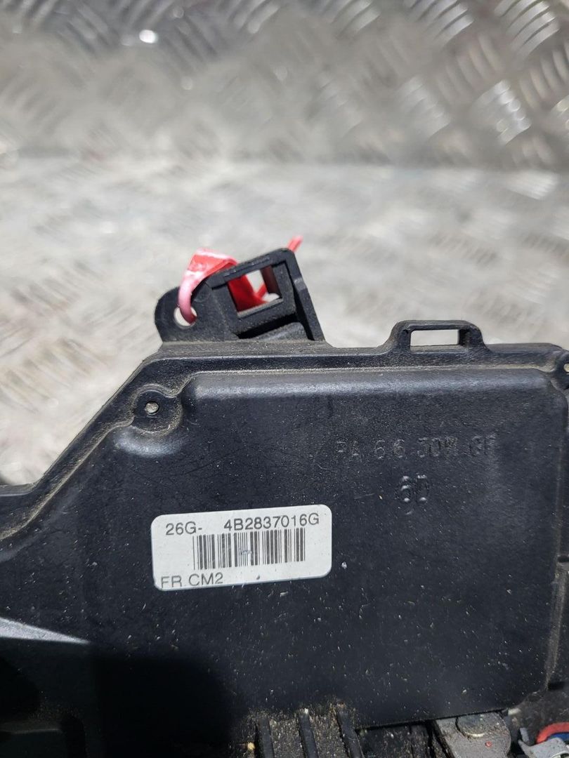 замок двери передней правой Audi A4 B6 2003, 1.9 л., дизель, МКПП, универсал, 4B2837016G