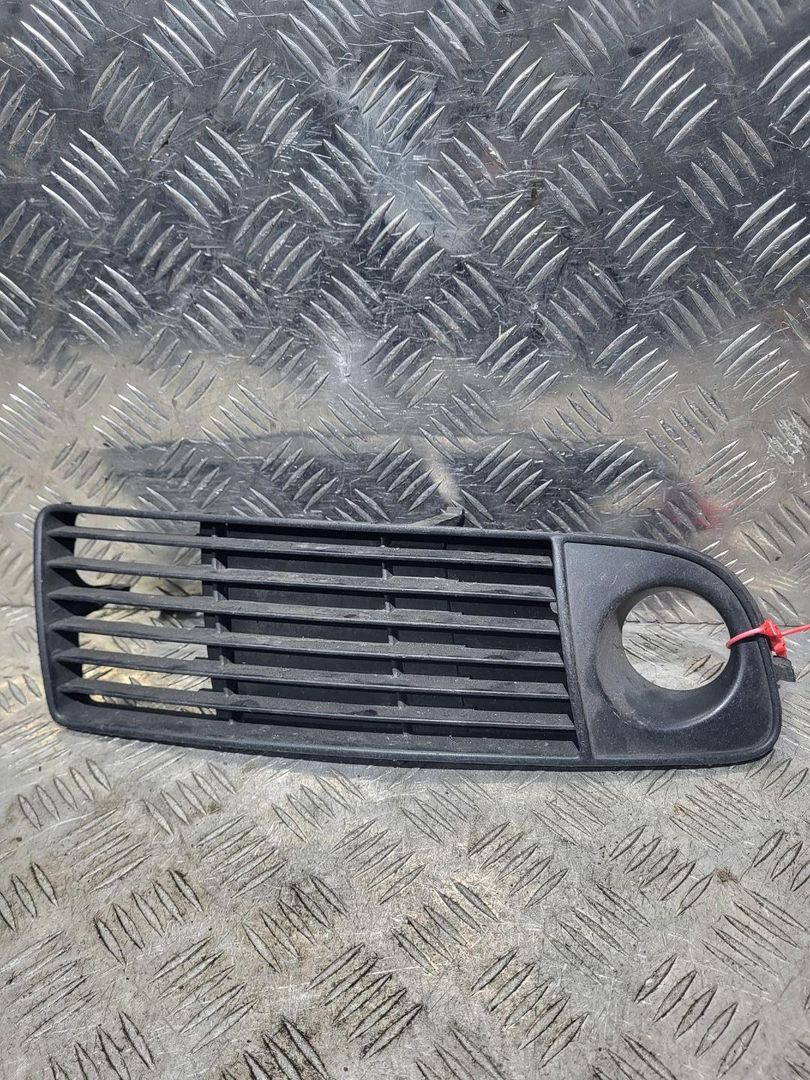 заглушка (решетка) в бампер Audi A6 4B/C5 2000, 1.9 л., дизель, МКПП, седан, 4B0807682HR