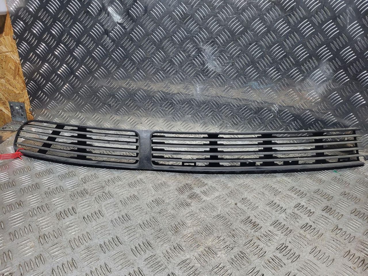 заглушка (решетка) в бампер Volkswagen Passat B5 2000, 1.9 л., дизель, МКПП, универсал, 3B0853677B