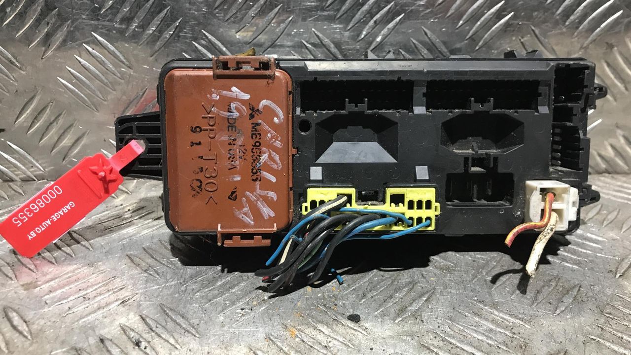 блок предохранителей Mitsubishi Carisma 1 поколение 1999, 1.9 л., дизель, МКПП, MR318828, MB953355