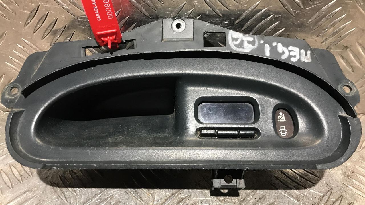дисплей Renault Megane 1 поколение 1996, 1.6 л., бензин, МКПП, 7700839142, 22700-02