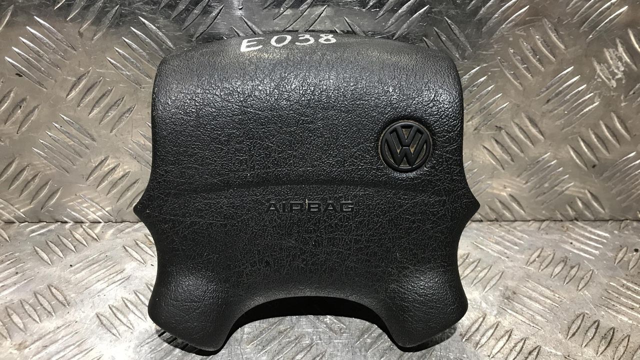 подушка безопасности водителя Volkswagen Golf 3 поколение 1996, 1.8 л., бензин, МКПП, хетчбэк 5 дв.