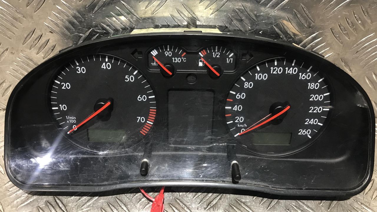 щиток приборов (приборная панель) Volkswagen Passat B5 1999, 1.8 л., ARG, бензин, 5МКПП, зеленый, универсал, 3B1919880