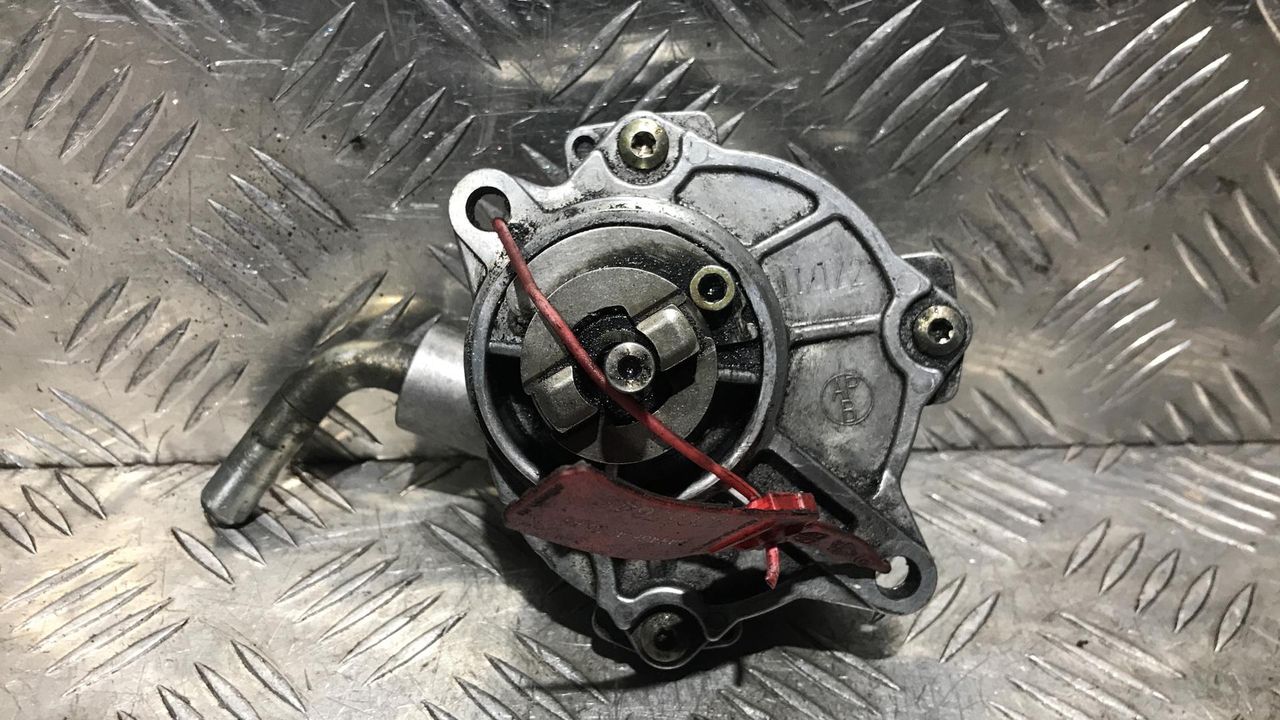 насос вакуумный Mercedes-Benz C-Класс W203/S203/CL203 2002, 2.2 л., дизель, 6МКПП, черный, универсал, A6112300065