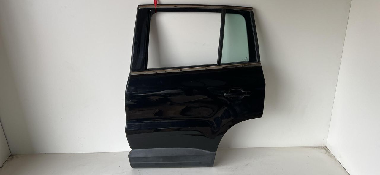 дверь задняя левая Volkswagen Tiguan 1 поколение [рестайлинг] 2012, 2.0 л., CCZA, бензин, АКПП, внедорожник 5 дв., полный привод, 5N0833055A
