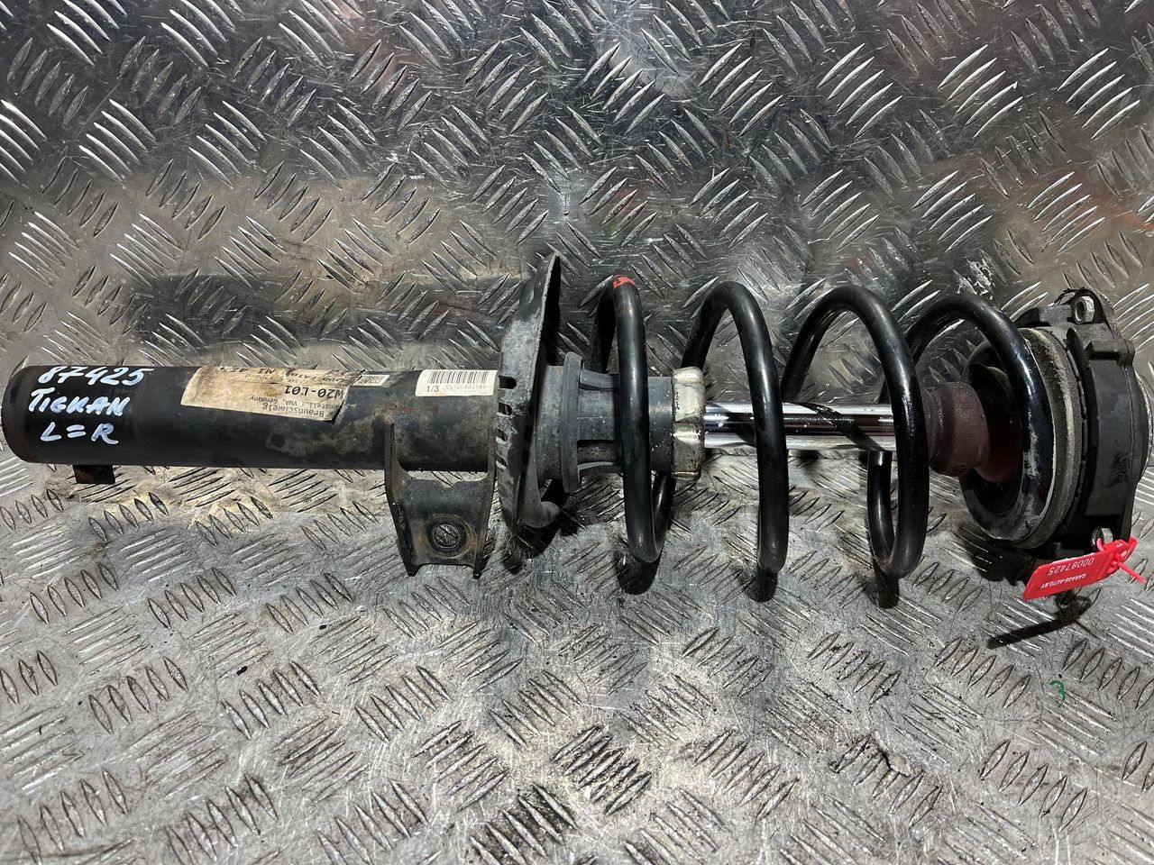 стойка передняя левая Volkswagen Tiguan 1 поколение 2008, 2.0 л., CAWB, бензин, АКПП, внедорожник 5 дв., полный привод, 5N0412021BE