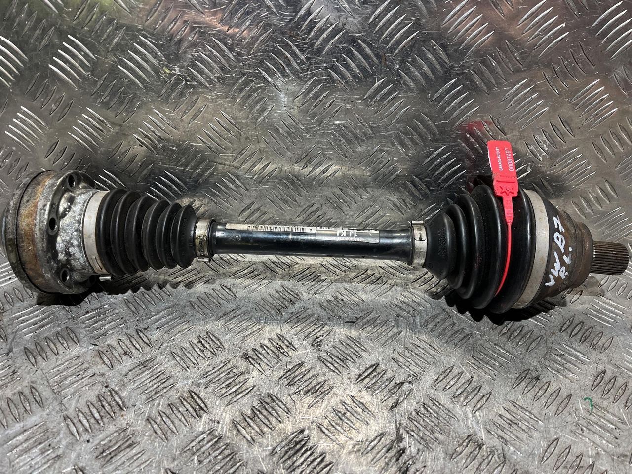 полуось передняя левая (приводной вал, ШРУС) Volkswagen Passat B7 2012, 1.8 л., CDAA, бензин, АКПП, седан, 1K0407271JK
