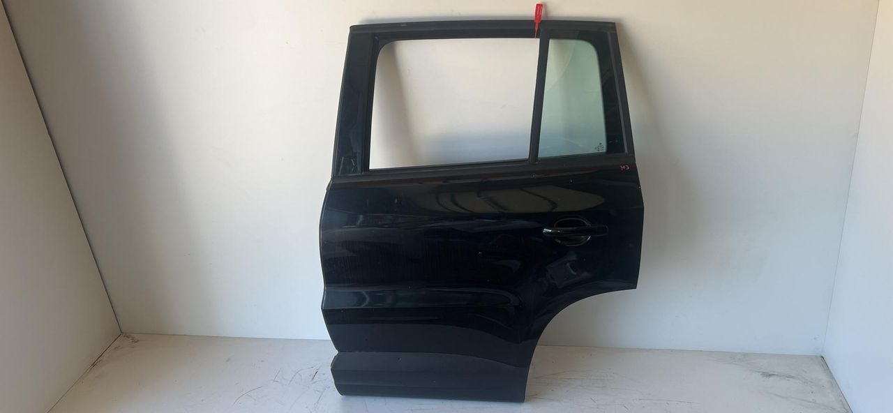 дверь задняя левая Volkswagen Tiguan 1 поколение [рестайлинг] 2012, 2.0 л., CCZA, бензин, АКПП, внедорожник 5 дв., полный привод, 5N0833056A