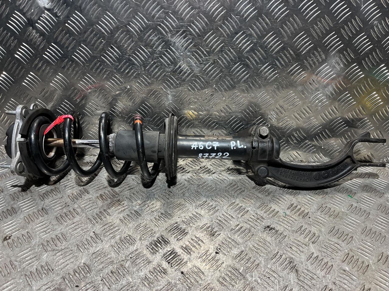 стойка передняя левая Audi A6 4G/C7 2013, 2.8 л., CHVA, бензин, АКПП, седан, полный привод, 4G0413031Q, 22249512
