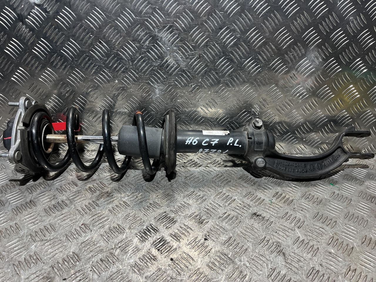 стойка передняя левая Audi A6 4G/C7 2013, 2.8 л., CHVA, бензин, АКПП, седан, полный привод, 4G0413031Q, 22249512