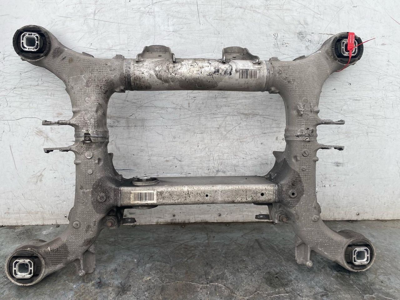 балка подвески задняя BMW 5 серия F07/F10/F11 2012, 2.0 л., N20 B20 A, бензин, АКПП, седан, 33316798545
