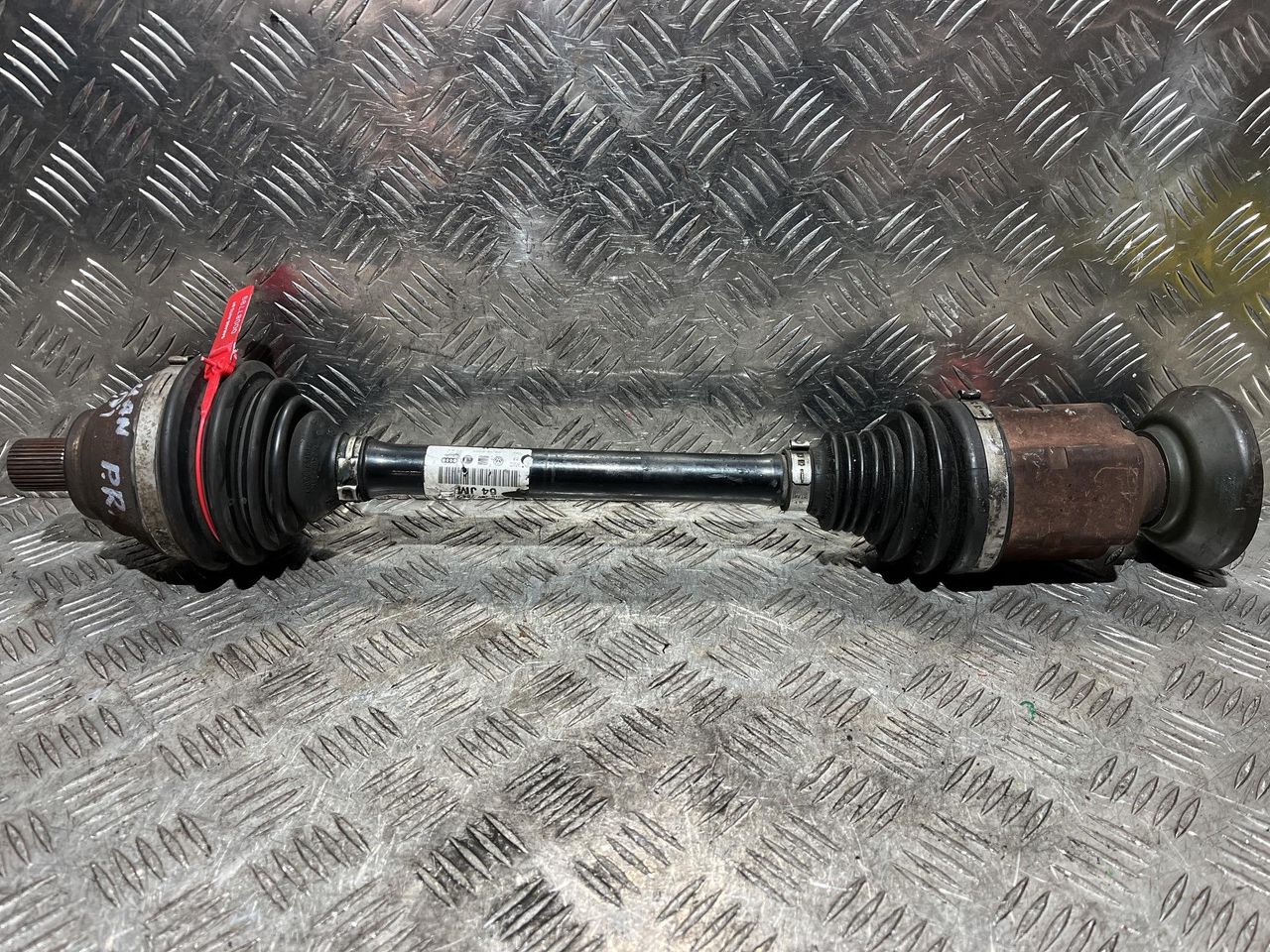 полуось передняя правая (приводной вал, ШРУС) Volkswagen Tiguan 1 поколение 2008, 2.0 л., CAWB, бензин, АКПП, внедорожник 5 дв., полный привод, 5N0407764J