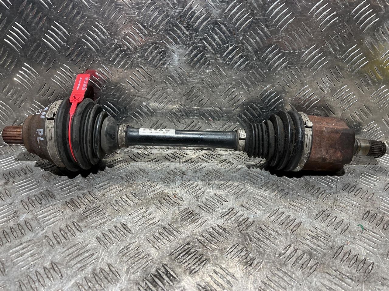 полуось передняя левая (приводной вал, ШРУС) Volkswagen Tiguan 1 поколение 2008, 2.0 л., CAWB, бензин, АКПП, внедорожник 5 дв., полный привод, 5N0407761N
