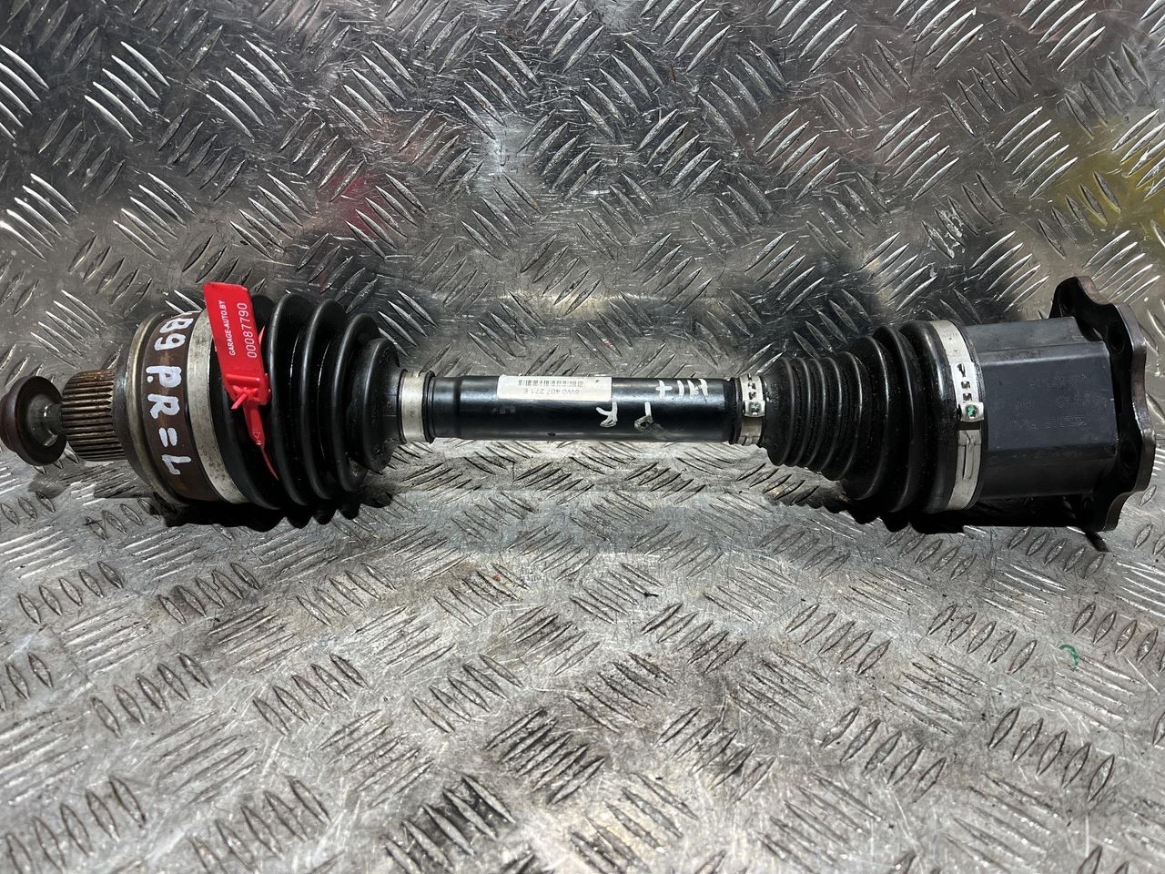 полуось передняя правая (приводной вал, ШРУС) Audi A4 B9 2018, 2.0 л., CVKB, бензин, АКПП, универсал, передний привод, 8W0407271E