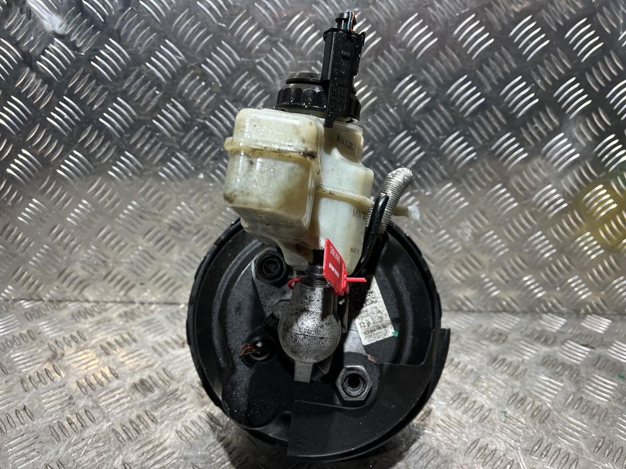 вакуумный усилитель тормозов Volkswagen Passat B7 2012, 1.8 л., CDAA, бензин, АКПП, седан, 5N0945459A, 3C2614105AJ