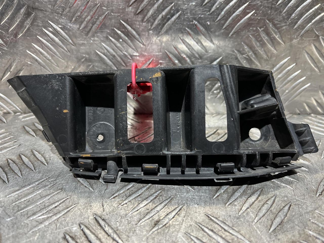 Крепление бампера переднего Volkswagen Tiguan 1 поколение 2008, 2.0 л., CAWB, бензин, АКПП, внедорожник 5 дв., полный привод, 5N0807184
