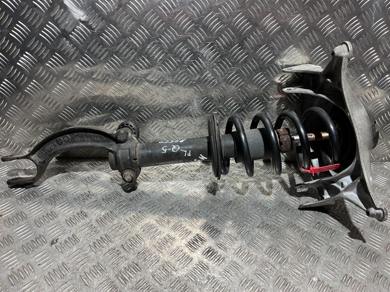 стойка передняя левая Audi Q5 8R 2012, 2.0 л., CDNC, бензин, АКПП, внедорожник 5 дв., 8R0413031F