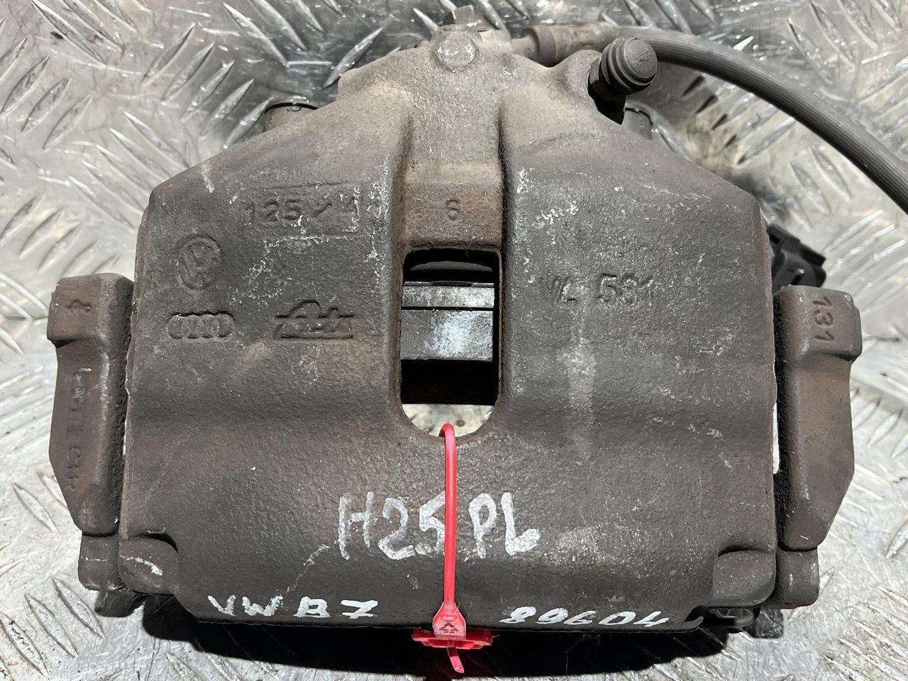 суппорт передний левый Volkswagen Passat B7 2014, 1.4 л., CAXA, бензин, АКПП, седан, 1K0615123