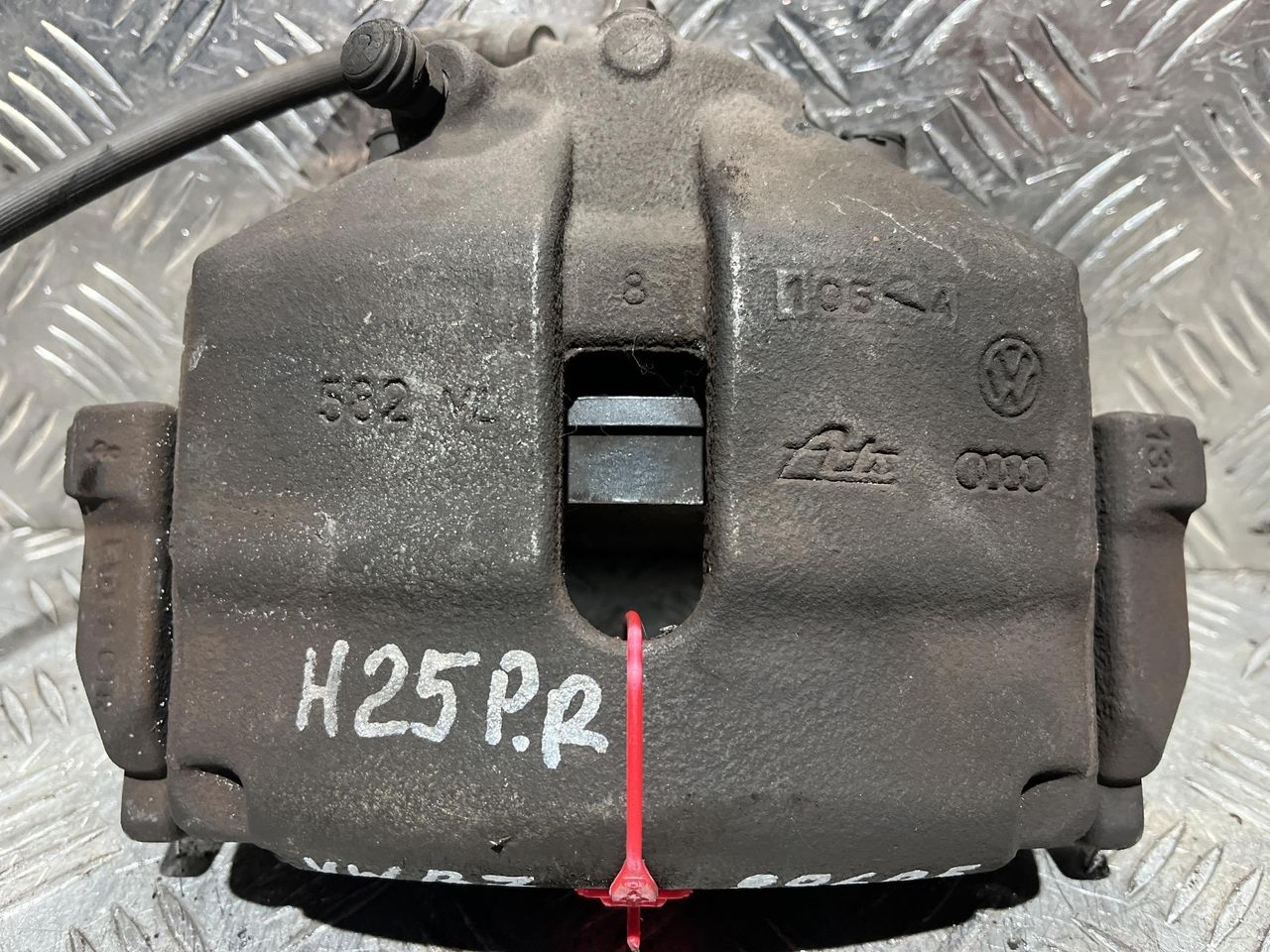 суппорт передний правый Volkswagen Passat B7 2014, 1.4 л., CAXA, бензин, АКПП, седан, 1K0615124