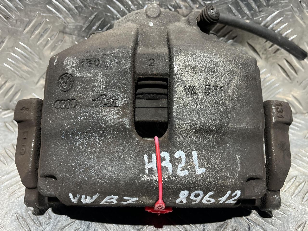 суппорт передний левый Volkswagen Passat B7 2011, 2.0 л., CCZB, бензин, АКПП, универсал, 1K0615123