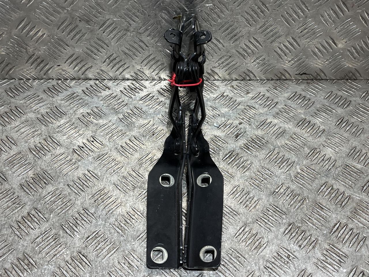 петля капота Volkswagen Passat B7 2011, 2.0 л., CCZB, бензин, АКПП, универсал, 3AA823302, 3AA823301