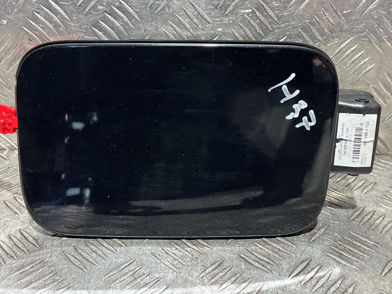 лючок топливного бака Volkswagen Sharan 2 поколение 2011, 2.0 л., CCZA, бензин, АКПП, минивэн, 7N0809857A