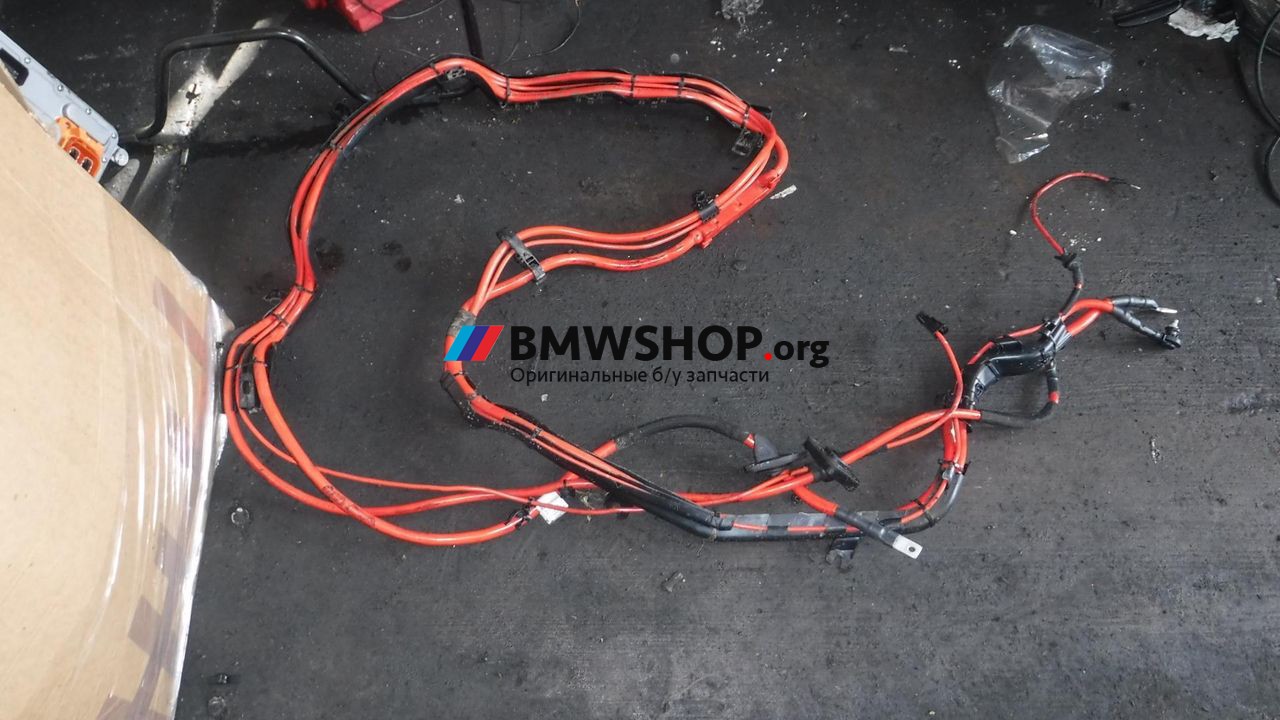 плюсовой провод аккумулятора BMW X5 F15 2018, 2.0 л., гибрид, АКПП, серебристый, внедорожник 5 дв., 61129381820