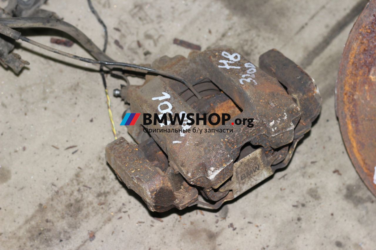 суппорт передний левый BMW 3 серия F30/F31/F34 2013, 2.0 л., дизель, МКПП, белый альпин вайс 300, седан, правый руль, 34116857687