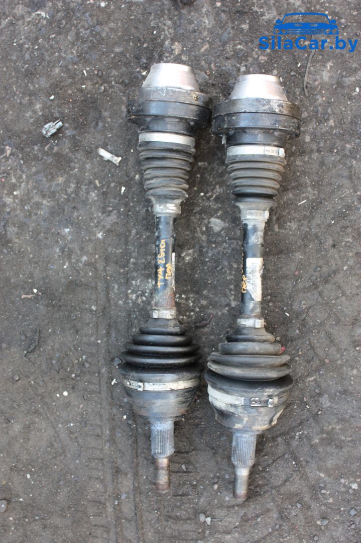 полуось передняя правая (приводной вал, ШРУС) Volkswagen Touareg 1 поколение 2005, 2.5 л., дизель, МКПП - фото №1