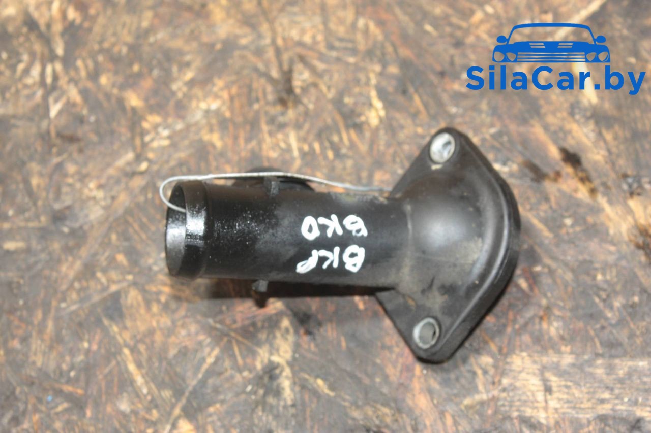 фланец (тройник) системы охлаждения Volkswagen Passat B6 2006, 2.0 л., BKP, дизель, седан, 03G121121D - фото №1
