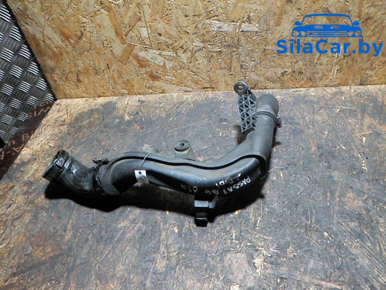 патрубок интеркулера Volkswagen Passat B6 2009, 2.0 л., дизель, седан, 5N0145770 - фото №1