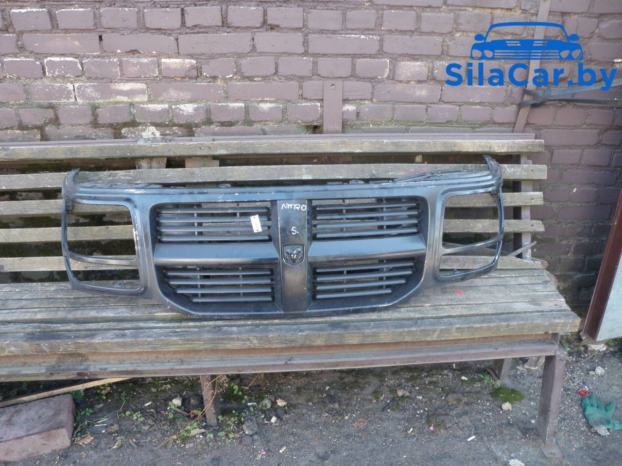 решетка радиатора Dodge Nitro 1 поколение (2007 - 2010), 3.7 л., бензин, АКПП - фото №1